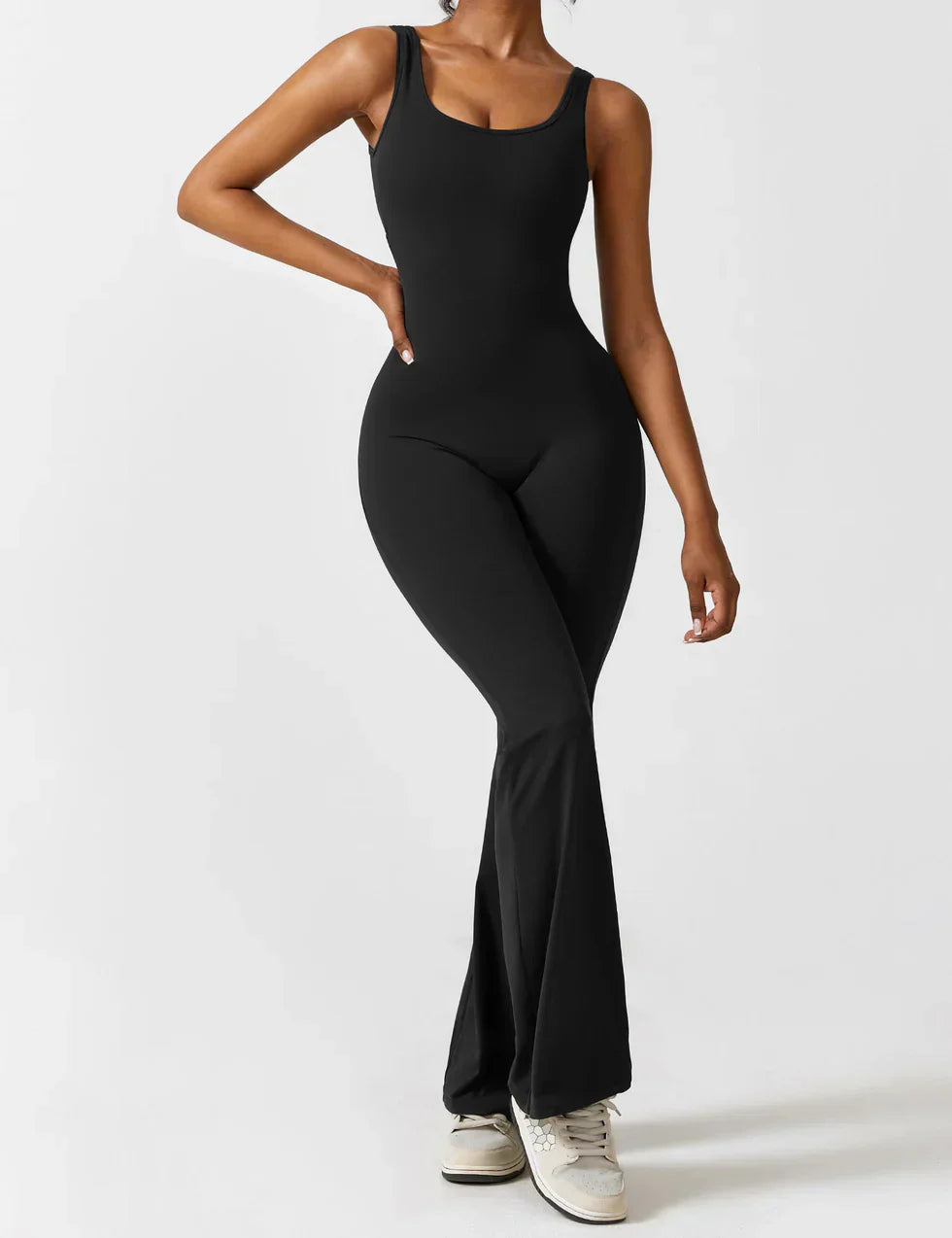 Elodie - Jumpsuit s rozšířenými nohavicemi a V-zadním výstřihem