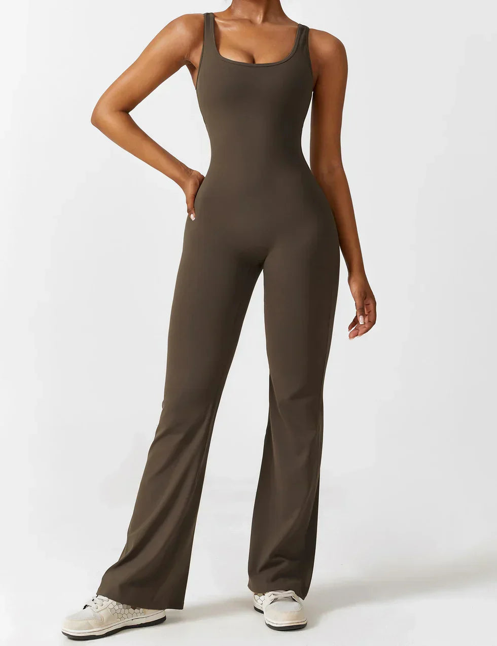 Elodie - Jumpsuit s rozšířenými nohavicemi a V-zadním výstřihem