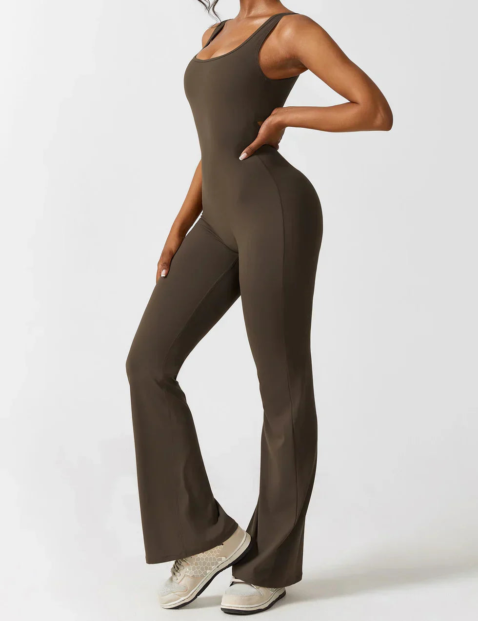 Elodie - Jumpsuit s rozšířenými nohavicemi a V-zadním výstřihem