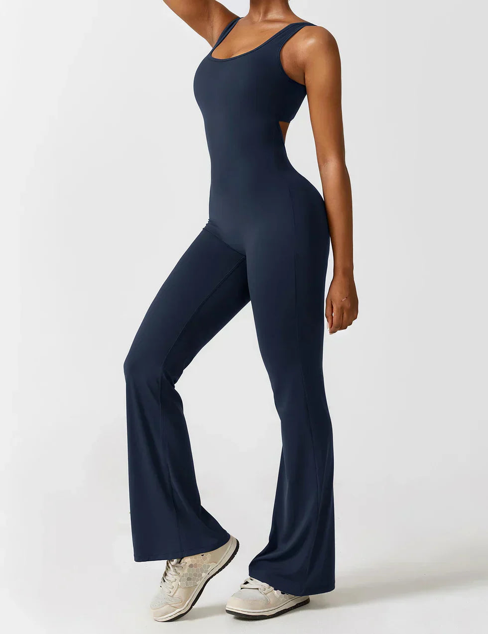 Elodie - Jumpsuit s rozšířenými nohavicemi a V-zadním výstřihem