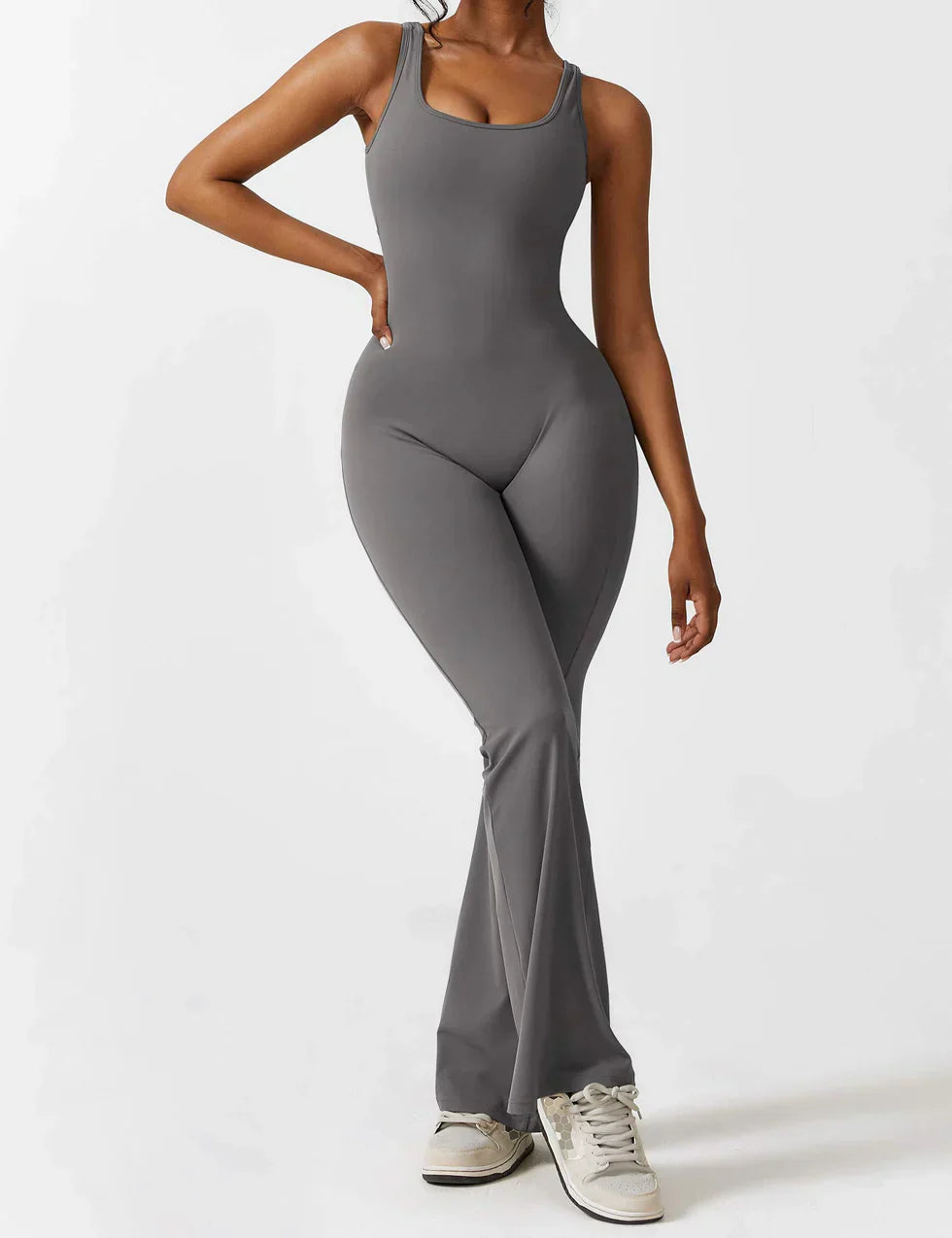 Elodie - Jumpsuit s rozšířenými nohavicemi a V-zadním výstřihem