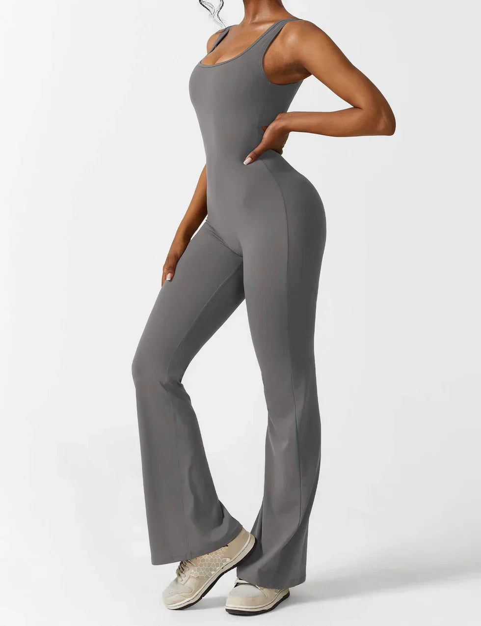 Elodie - Jumpsuit s rozšířenými nohavicemi a V-zadním výstřihem
